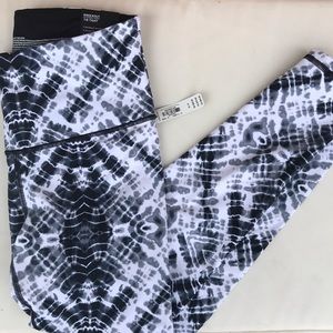 BRAND NEW Victoria Sport Leggings